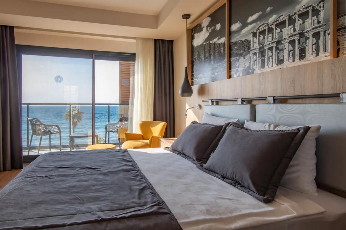 En fazla 2 yetişkin + 1 çocuk + 1 bebek (0-2 yaş) veya 1 yetişkin + 1 çocuk + 1 bebek (0-2 yaş).