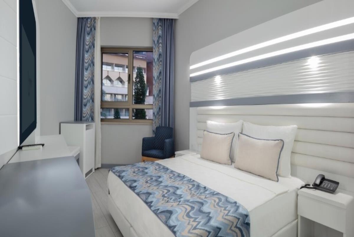 En fazla 2 yetişkin + 1 bebek (0-2 yaş).