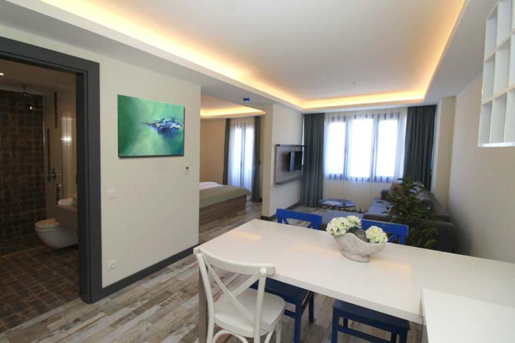 En fazla 4 yetişkin veya 3 yetişkin + 1 çocuk.