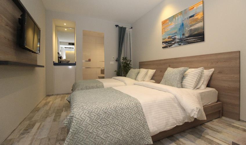 En fazla 2 yetişkin + 1 bebek (0-2 yaş) veya 1 yetişkin + 1 çocuk + 1 bebek (0-2 yaş).