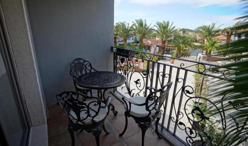 En fazla 2 yetişkin + 1 bebek (0-2 yaş).