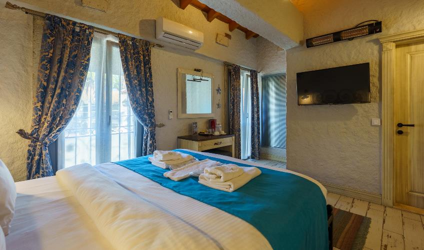 En fazla 2 yetişkin + 1 bebek (0-2 yaş).