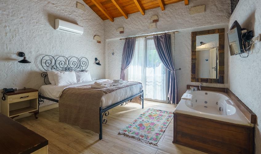 En fazla 2 yetişkin + 1 bebek (0-2 yaş).