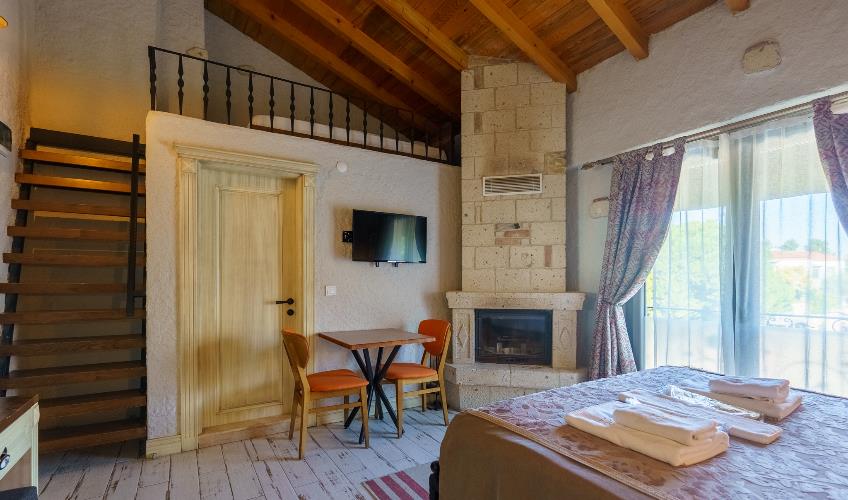 En fazla 3 yetişkin + 1 bebek (0-2 yaş).