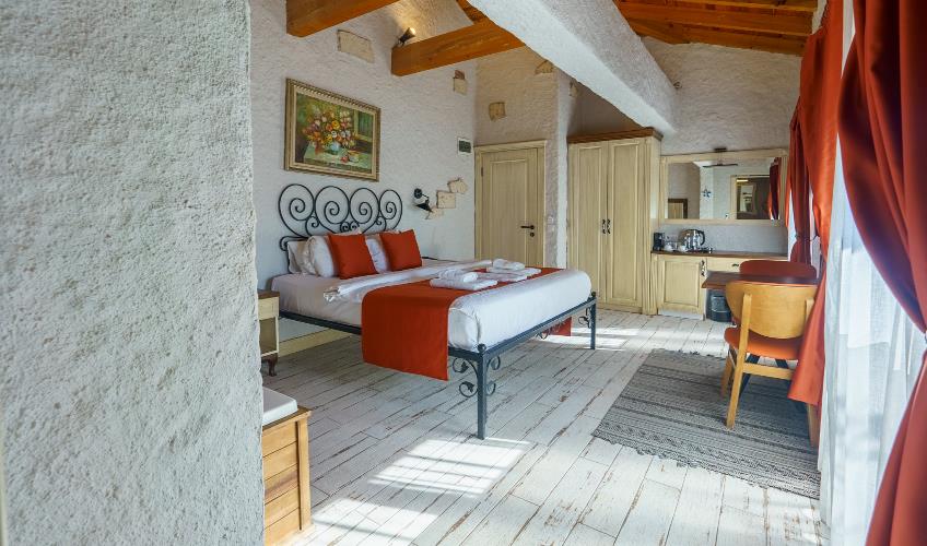 En fazla 2 yetişkin + 1 bebek (0-2 yaş).