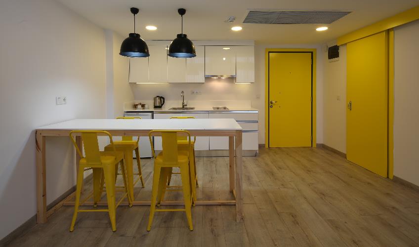 En fazla 2 yetişkin + 1 bebek (0-2 yaş).