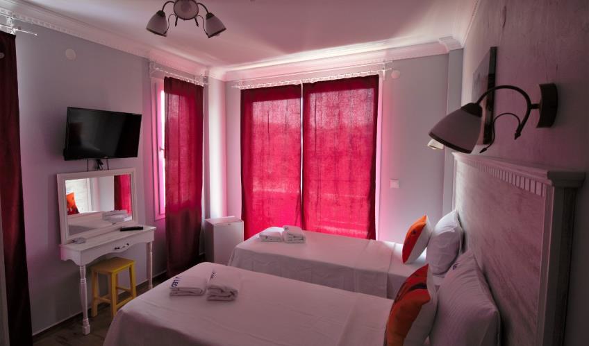 En fazla 2 yetişkin + 1 bebek (0-2 yaş).