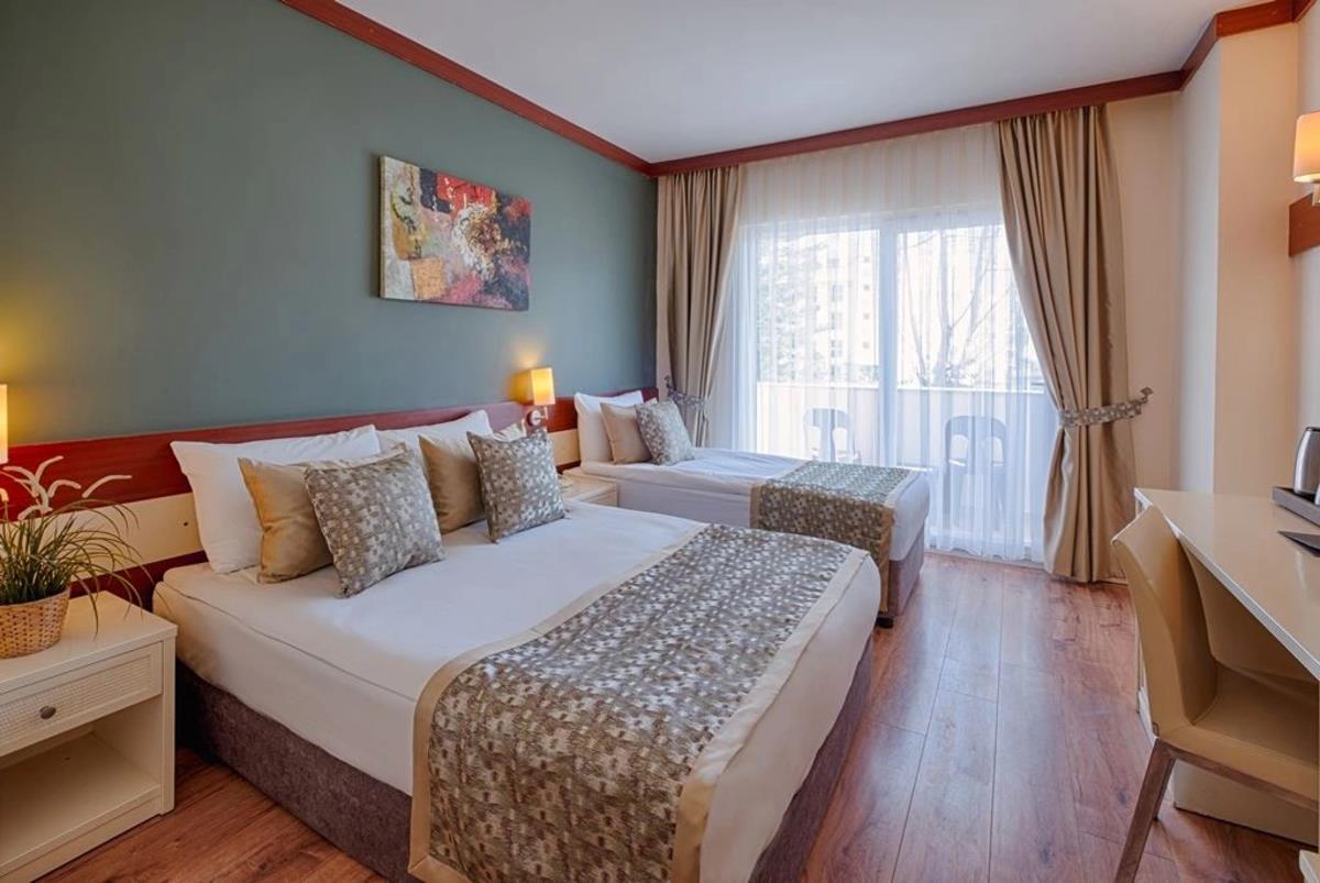 En fazla 3 yetişkin.