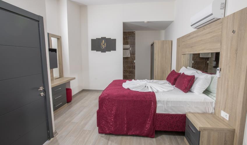 En fazla 3 yetişkin + 1 çocuk + 1 bebek (0-2 yaş) veya 2 yetişkin + 1 çocuk + 1 bebek (0-2 yaş).