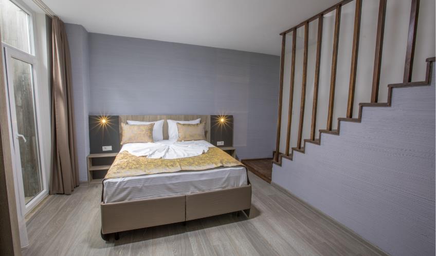 En fazla 3 yetişkin.