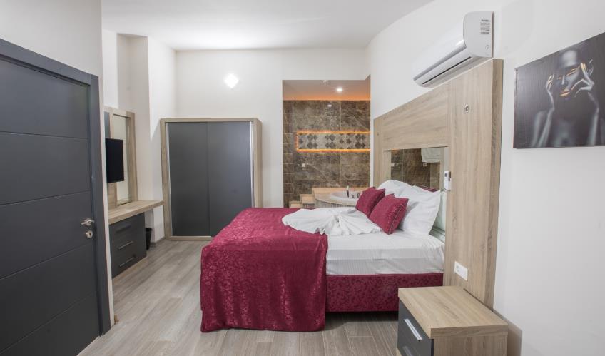 En fazla 3 yetişkin.