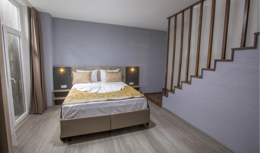 En fazla 3 yetişkin + 1 çocuk + 1 bebek (0-2 yaş) veya 2 yetişkin + 1 çocuk + 1 bebek (0-2 yaş).