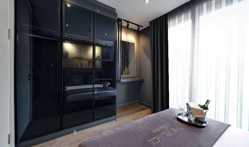 En fazla 3 yetişkin + 1 çocuk veya 2 yetişkin + 1 çocuk.