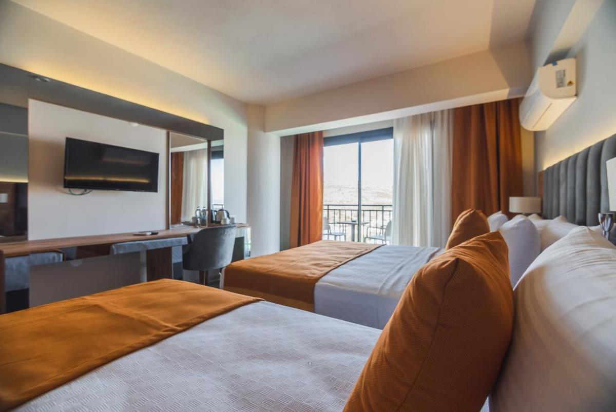 En fazla 3 yetişkin veya 2 yetişkin + 1 çocuk.