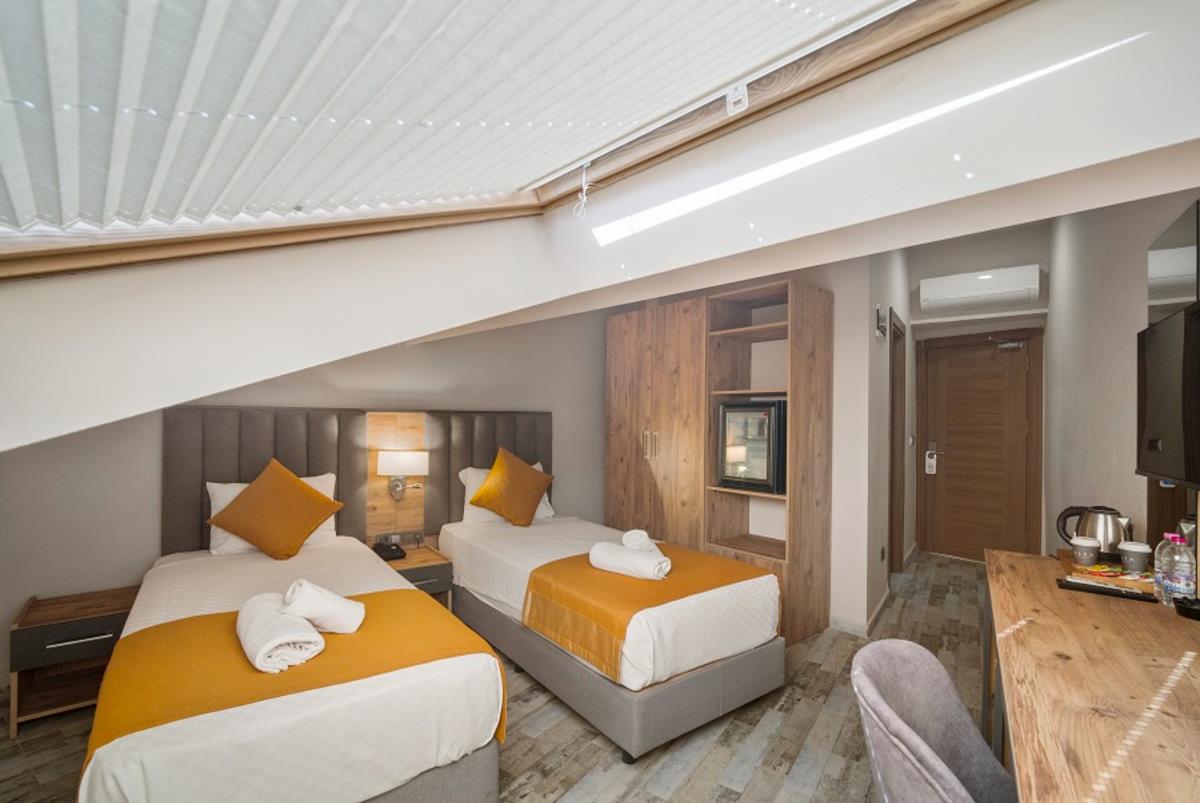 En fazla 2 yetişkin + 1 bebek (0-2 yaş) veya 1 yetişkin + 1 çocuk + 1 bebek (0-2 yaş).