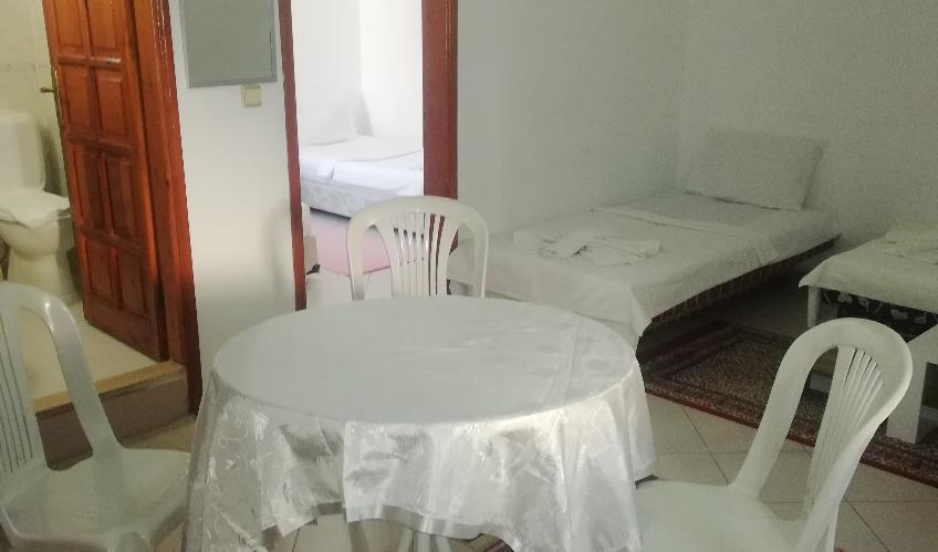 En fazla 4 yetişkin + 1 bebek (0-2 yaş) veya 3 yetişkin + 1 çocuk + 1 bebek (0-2 yaş).