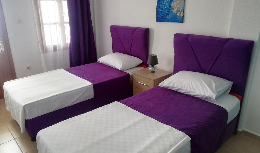 En fazla 3 yetişkin + 1 bebek (0-2 yaş) veya 2 yetişkin + 1 çocuk + 1 bebek (0-2 yaş).