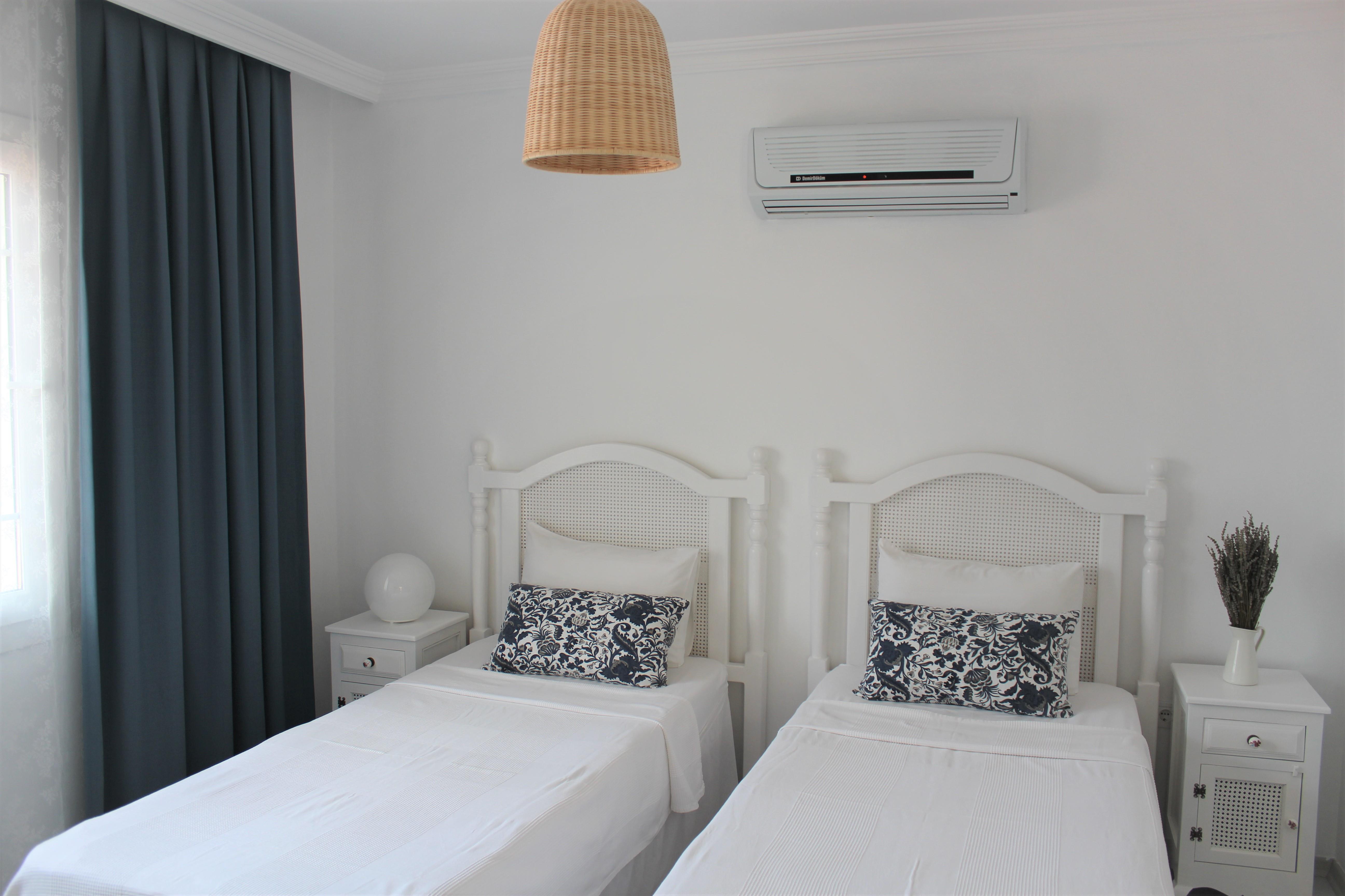 En fazla 2 yetişkin + 1 bebek (0-2 yaş).