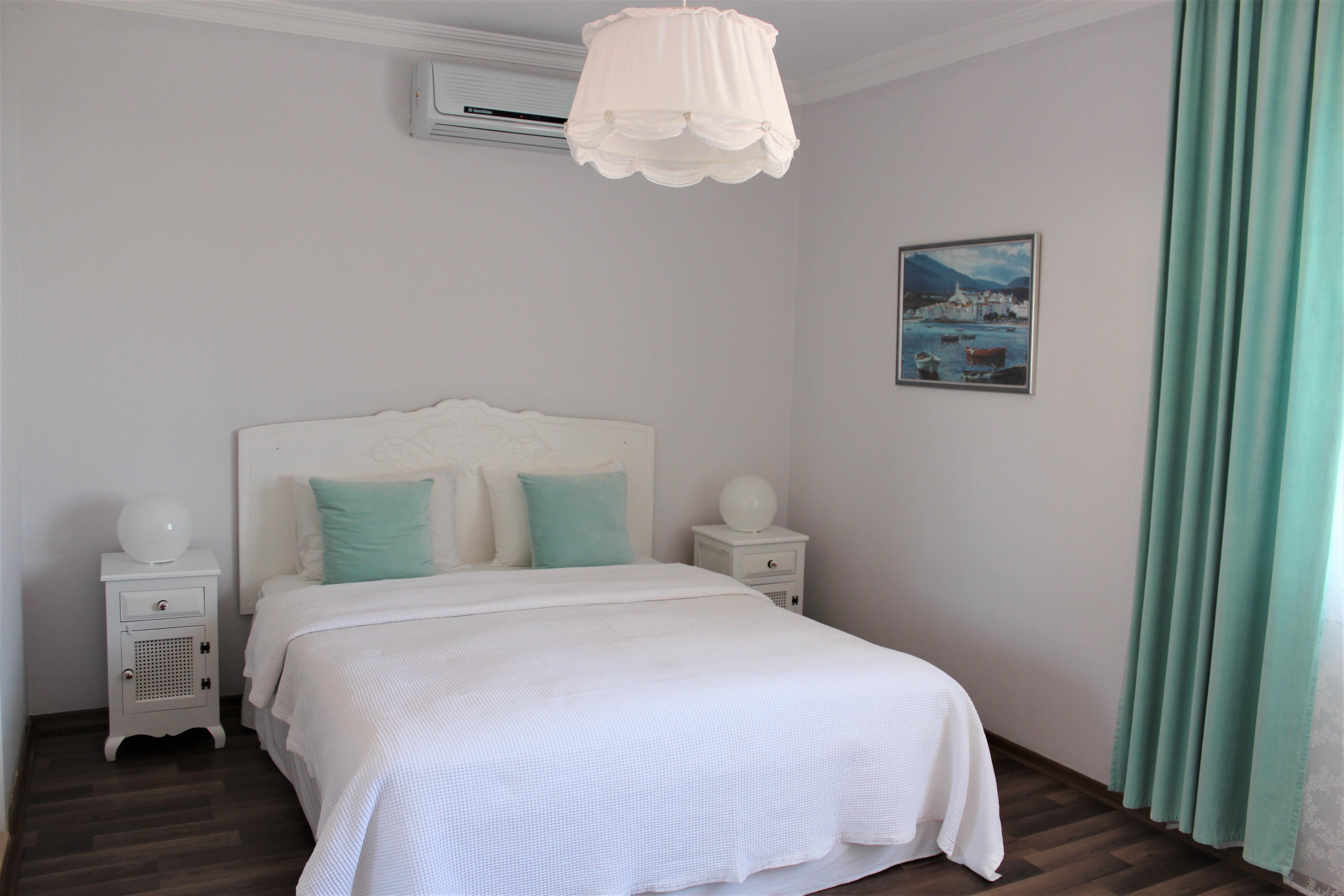 En fazla 2 yetişkin + 1 bebek (0-2 yaş).