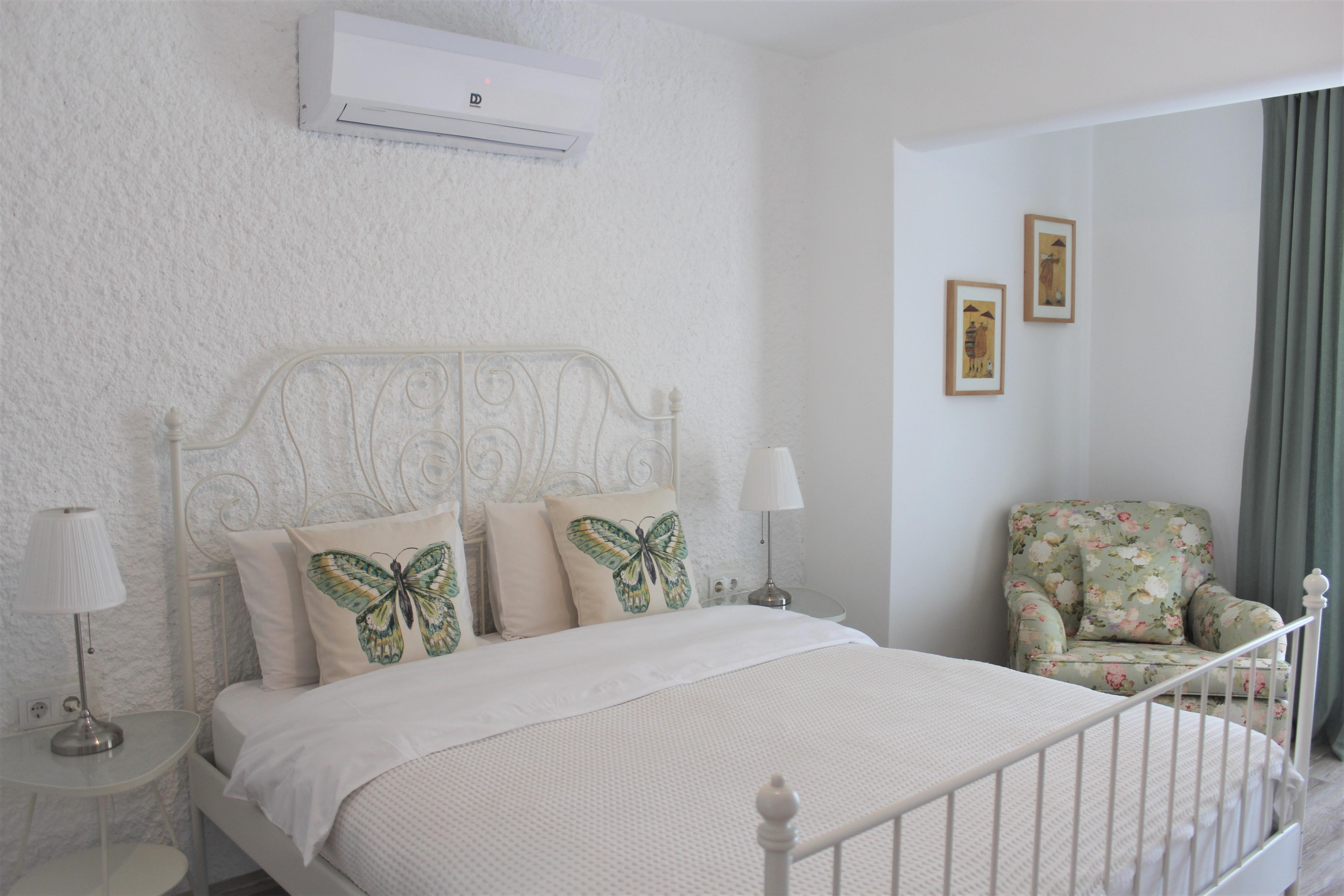 En fazla 2 yetişkin + 1 bebek (0-2 yaş).