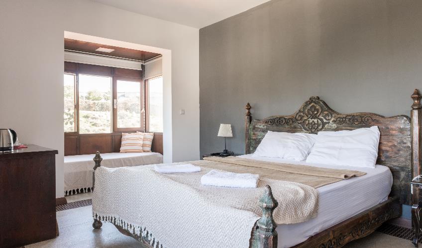 En fazla 2 yetişkin + 1 bebek (0-2 yaş) veya 1 yetişkin + 1 çocuk + 1 bebek (0-2 yaş).