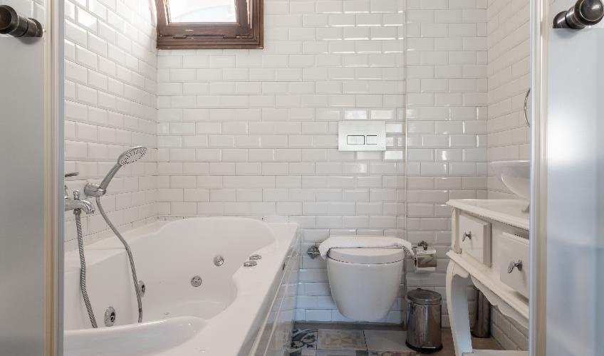 En fazla 2 yetişkin + 1 bebek (0-2 yaş) veya 1 yetişkin + 1 çocuk + 1 bebek (0-2 yaş).