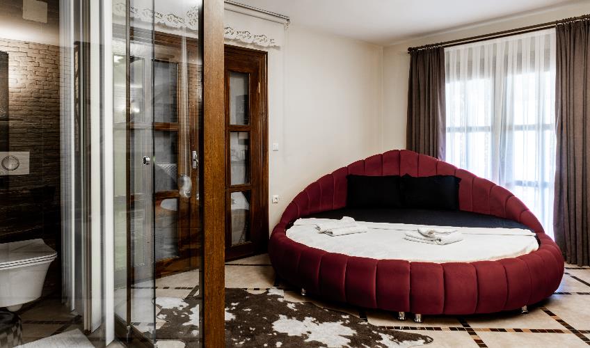 En fazla 2 yetişkin + 1 çocuk + 1 bebek (0-2 yaş) veya 1 yetişkin + 1 çocuk + 1 bebek (0-2 yaş).