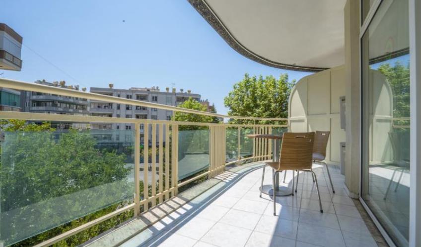 En fazla 4 yetişkin + 1 bebek (0-2 yaş).