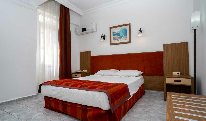 En fazla 4 yetişkin + 1 bebek (0-2 yaş).