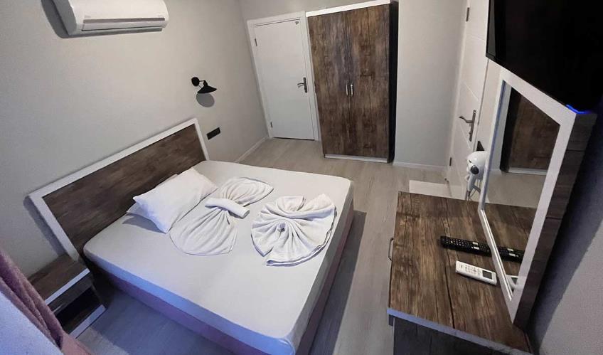 En fazla 2 yetişkin + 1 çocuk + 1 bebek (0-2 yaş) veya 1 yetişkin + 2 çocuk + 1 bebek (0-2 yaş).