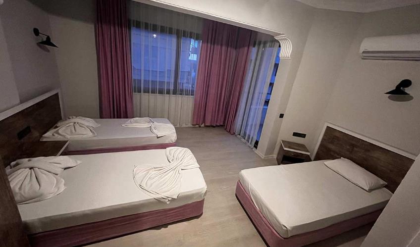 En fazla 3 yetişkin + 1 bebek (0-2 yaş) veya 2 yetişkin + 1 çocuk + 1 bebek (0-2 yaş).