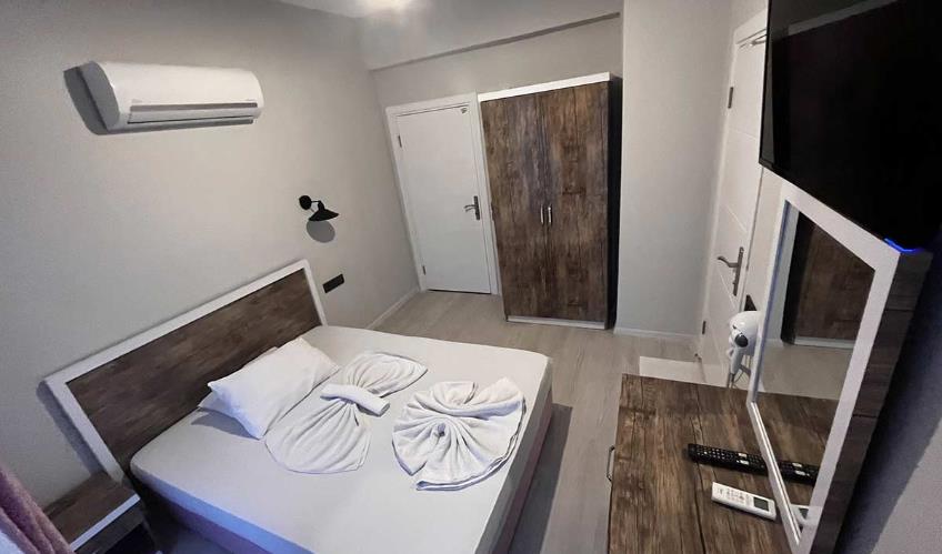 En fazla 2 yetişkin + 1 bebek (0-2 yaş) veya 1 yetişkin + 1 çocuk + 1 bebek (0-2 yaş).