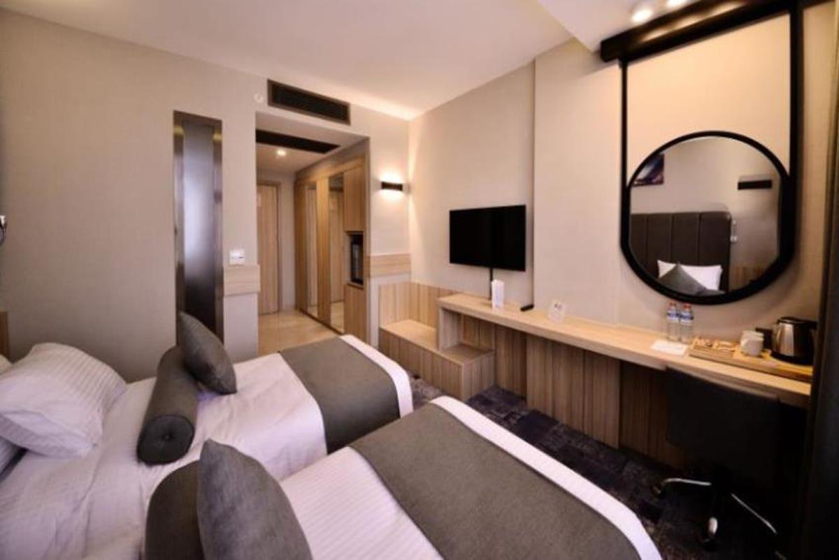 En fazla 2 yetişkin + 1 bebek (0-2 yaş).