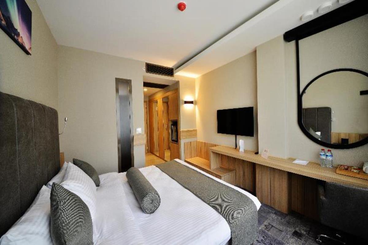 En fazla 2 yetişkin + 1 bebek (0-2 yaş).