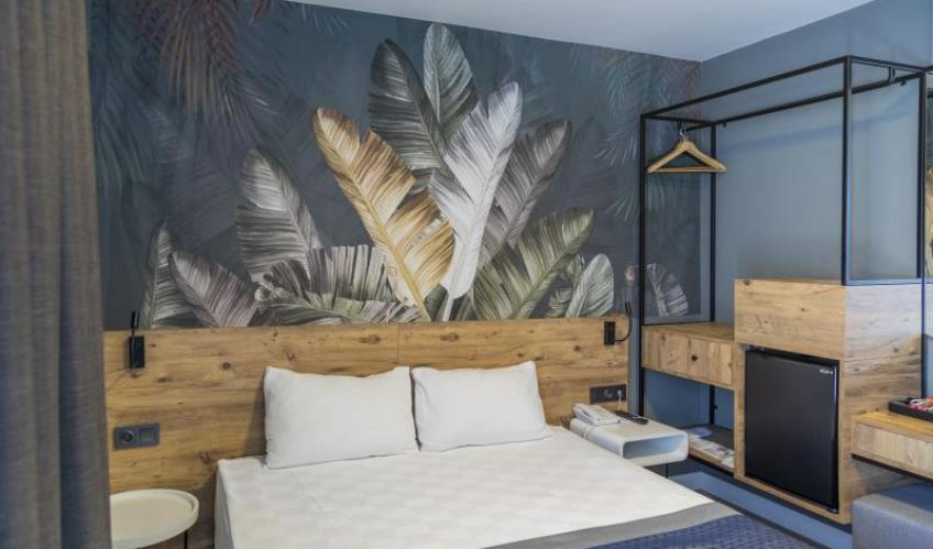 En fazla 3 yetişkin + 1 bebek (0-2 yaş) veya 2 yetişkin + 1 çocuk + 1 bebek (0-2 yaş).