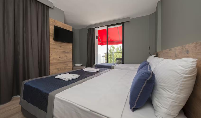 En fazla 2 yetişkin + 1 bebek (0-2 yaş) veya 1 yetişkin + 1 çocuk + 1 bebek (0-2 yaş).