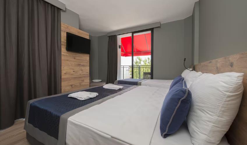 En fazla 3 yetişkin + 1 bebek (0-2 yaş) veya 2 yetişkin + 1 çocuk + 1 bebek (0-2 yaş).