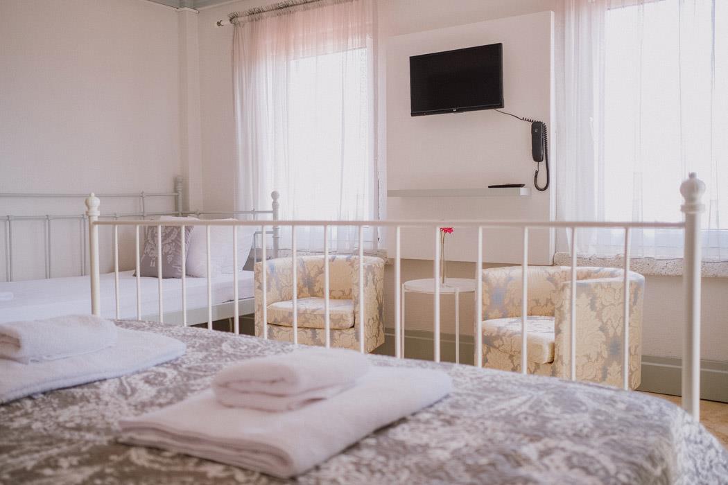 En fazla 4 yetişkin + 1 bebek (0-2 yaş) veya 3 yetişkin + 1 çocuk + 1 bebek (0-2 yaş).