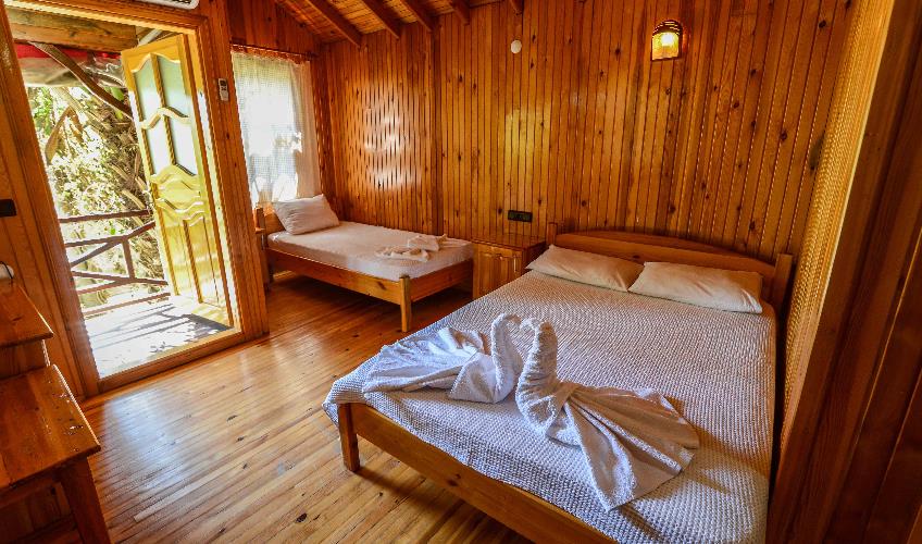 En fazla 3 yetişkin + 1 çocuk + 1 bebek (0-2 yaş) veya 2 yetişkin + 1 çocuk + 1 bebek (0-2 yaş).