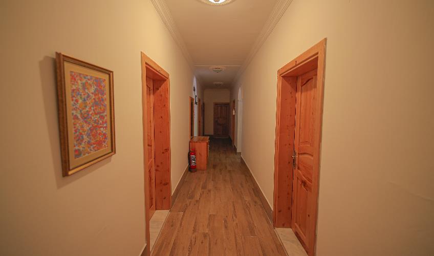 En fazla 3 yetişkin + 1 çocuk + 1 bebek (0-2 yaş) veya 2 yetişkin + 1 çocuk + 1 bebek (0-2 yaş).