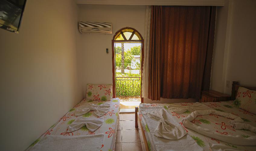 En fazla 3 yetişkin + 1 çocuk + 1 bebek (0-2 yaş) veya 2 yetişkin + 1 çocuk + 1 bebek (0-2 yaş).