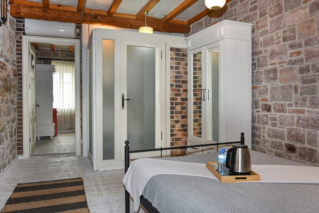 En az 2 yetişkin, En fazla 4 yetişkin + 1 bebek (0-2 yaş).