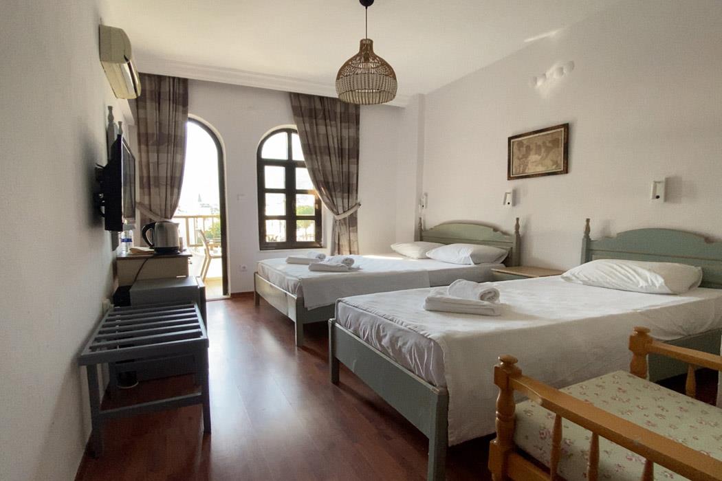 En fazla 3 yetişkin + 1 bebek (0-2 yaş).