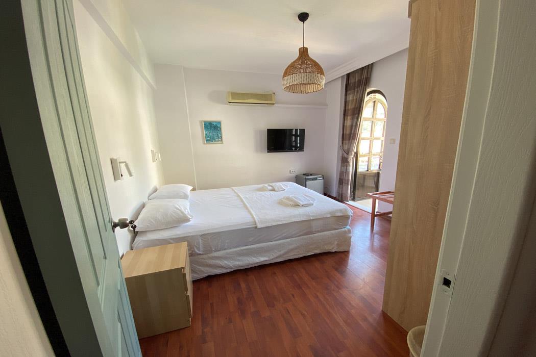 En az 2 yetişkin, En fazla 4 yetişkin + 1 bebek (0-2 yaş).