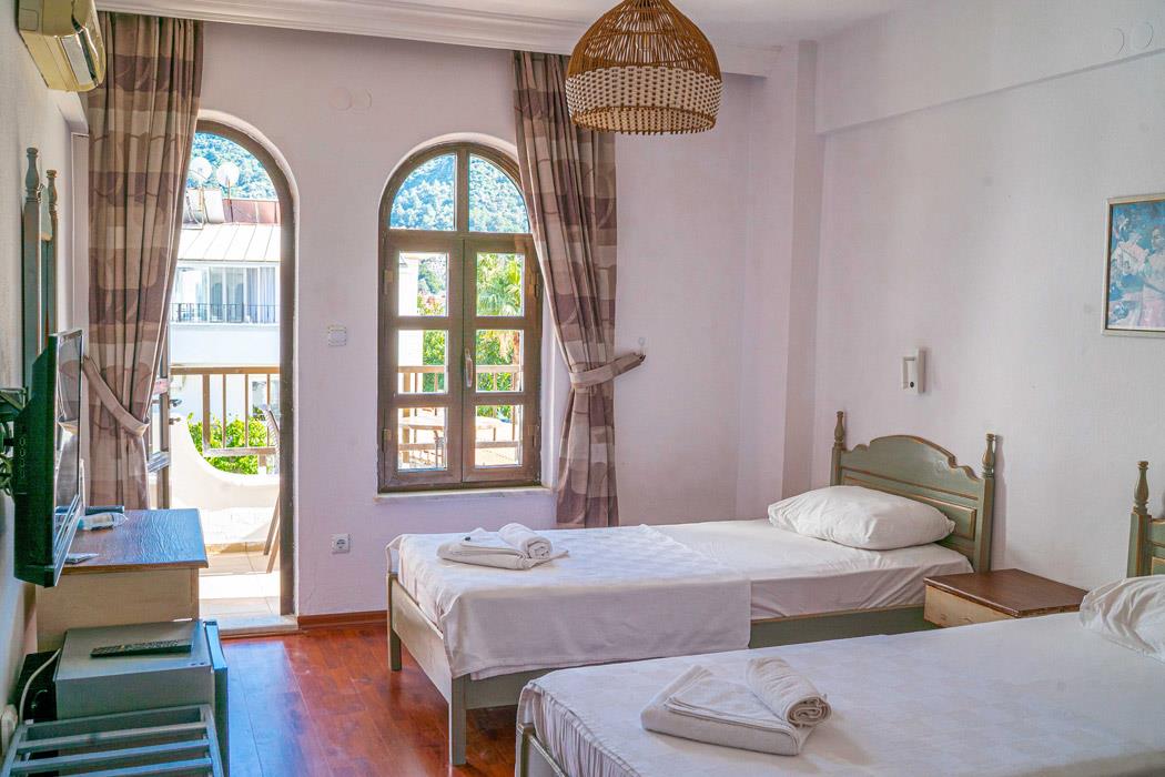 En fazla 2 yetişkin + 1 bebek (0-2 yaş).