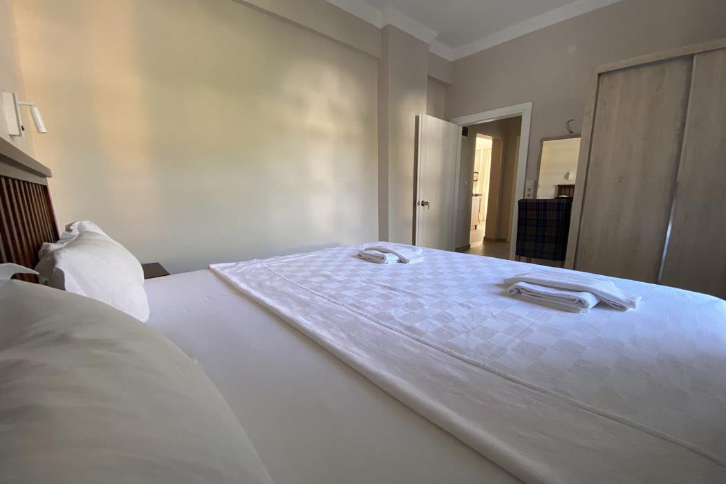 En fazla 4 yetişkin + 1 bebek (0-2 yaş).