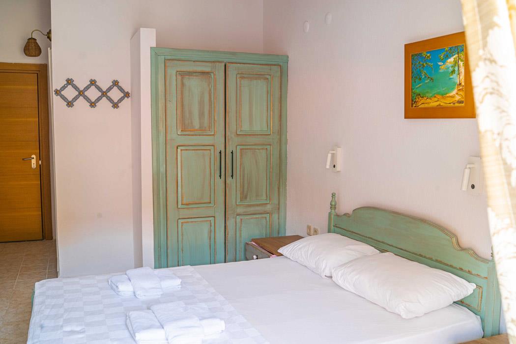 En fazla 2 yetişkin + 1 bebek (0-2 yaş).