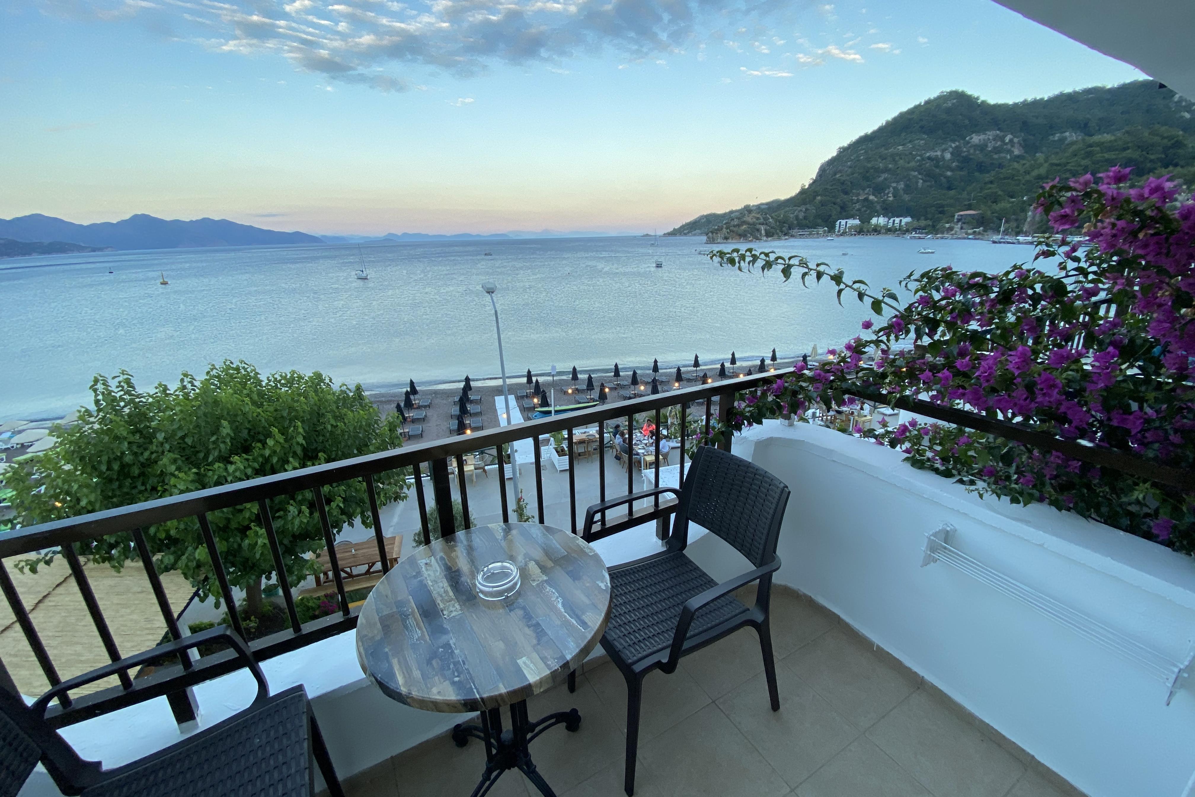 En fazla 3 yetişkin + 1 bebek (0-2 yaş).