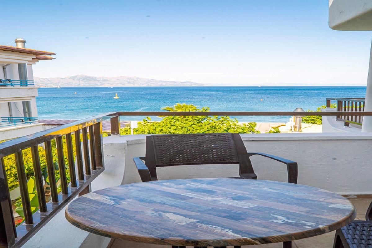 En fazla 3 yetişkin + 1 bebek (0-2 yaş).