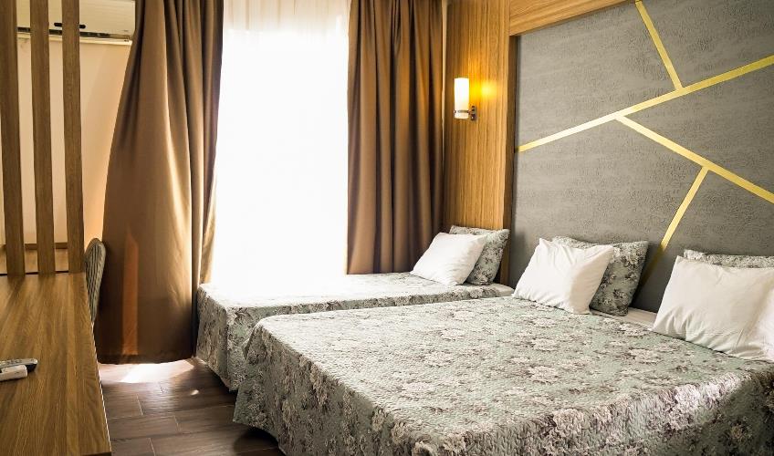 En fazla 2 yetişkin + 1 çocuk veya 1 yetişkin + 2 çocuk.